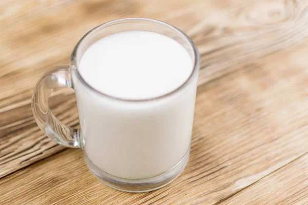 Glaskefir (Milch) auf einem hölzernen Hintergrund. Das Konzept der Ernährung, Gewichtsverlust. — Stockfoto