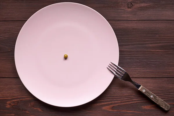 プレートの上に１つのエンドウ豆 拒食症 貧困の概念 — ストック写真