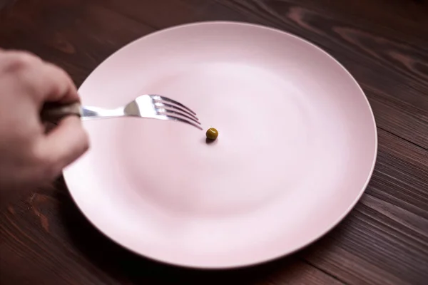 プレートの上に１つのエンドウ豆 拒食症 貧困の概念 — ストック写真