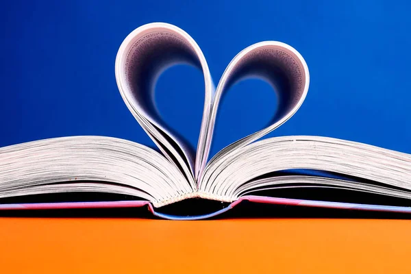 Libro Abierto Con Corazón Plegado Páginas Sobre Fondo Azul Amarillo — Foto de Stock