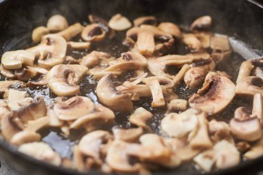 Tavada kızarmış mantar. İçinden buhar çıkan mantarlar..