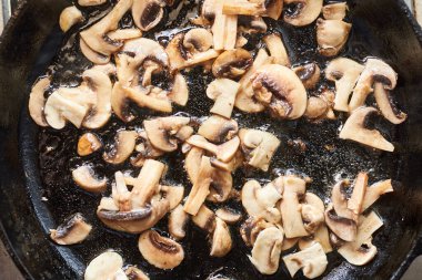 Tavada kızarmış mantar. İçinden buhar çıkan mantarlar..