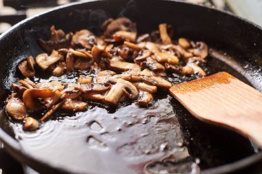 Tavada kızarmış mantar. İçinden buhar çıkan mantarlar..