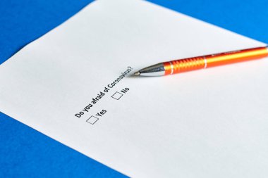 Coronavirus 'tan korkuyor musun? Kağıt üzerinde seçenekleri olan bir soru. Evet ve hayır.