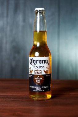 Kiev, Ukrayna... 02 Şubat 2020: Koyu arkaplanda bir şişe bira Corona.