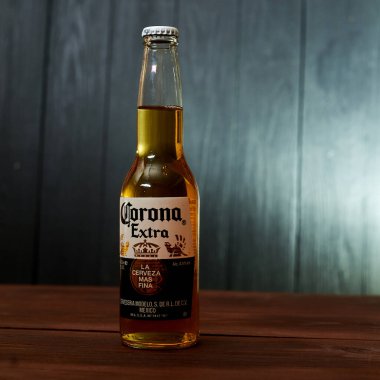 Kiev, Ukrayna... 02 Şubat 2020: Koyu arkaplanda bir şişe bira Corona.