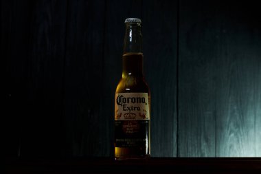 Kiev, Ukrayna... 02 Şubat 2020: Koyu arkaplanda bir şişe bira Corona.