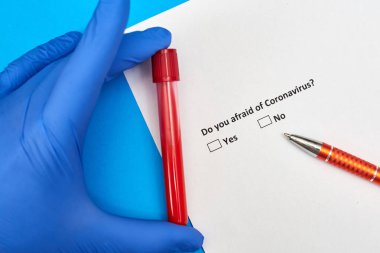 Coronavirus 'tan korkuyor musun? Kağıt üzerinde seçenekleri olan bir soru. Evet ve hayır.