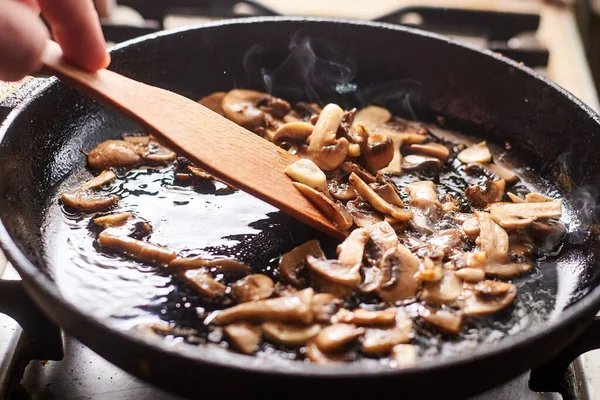 Cogumelos Fritos Uma Panela Cozinhar Cogumelos Com Vapor Que Emana — Fotografia de Stock