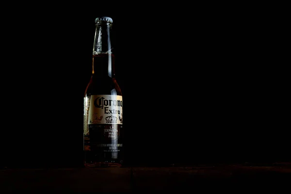 キエフ ウクライナ 2020年2月2日 暗い背景にビールコロナのボトル — ストック写真