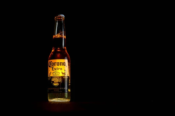 キエフ ウクライナ 2020年2月2日 暗い背景にビールコロナのボトル — ストック写真