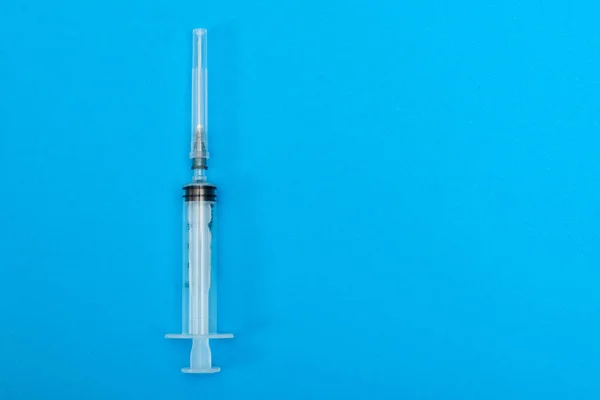 青い背景の医療用注射器 — ストック写真