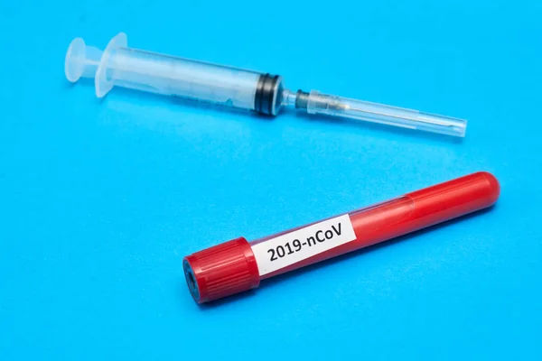 Коронавірус Пробірці Кров Медичним Шприцом Синьому Фоні — стокове фото