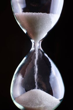 Kum saati, karanlık bir arkaplanda..