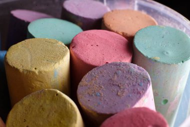 Çok renkli tebeşirle yakın plan. Çocukların yaratıcılığı, eğlence konsepti.