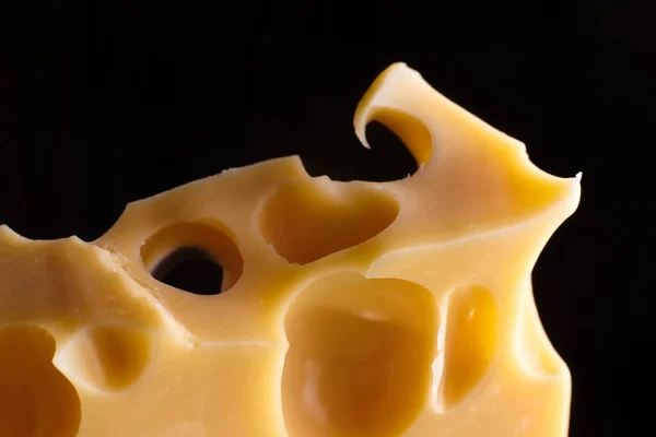 Τυρί Γκρο Πλαν Μαύρο Φόντο — Φωτογραφία Αρχείου