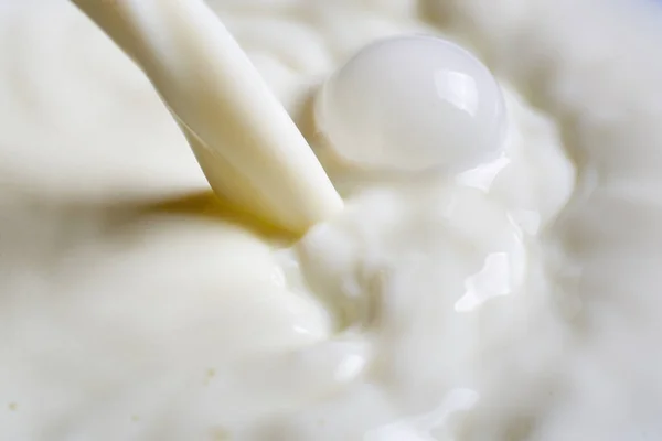 Mleko Nalewające Lub Biały Płyn — Zdjęcie stockowe