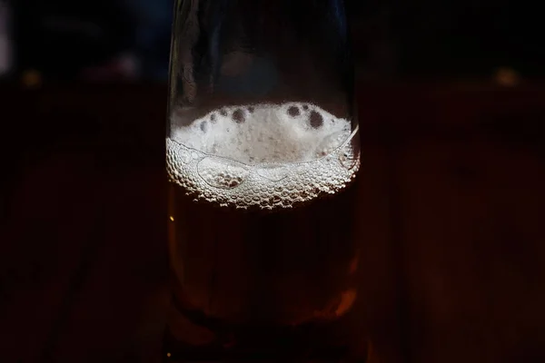 Espuma Cerveza Una Botella Sobre Fondo Oscuro — Foto de Stock