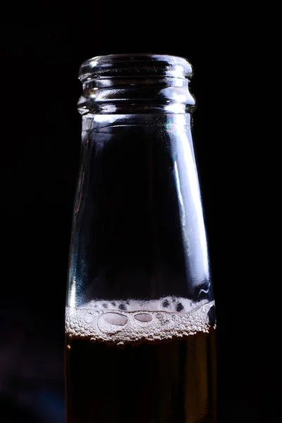 暗い背景に瓶の中のビール泡 — ストック写真