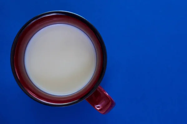 Coppa Con Latte Sfondo Blu — Foto Stock