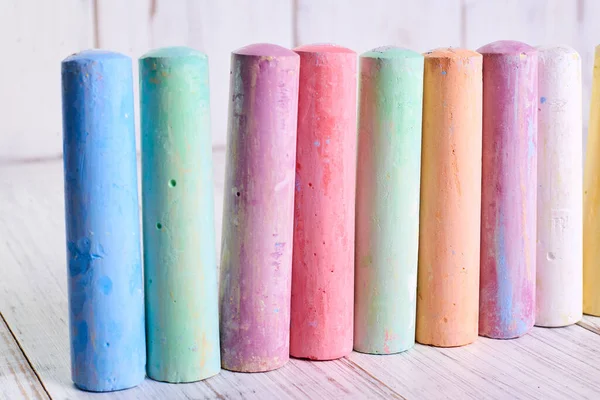 Giz Multicolorido Para Desenhar Fundo Madeira Leve Conceito Criatividade Infantil — Fotografia de Stock
