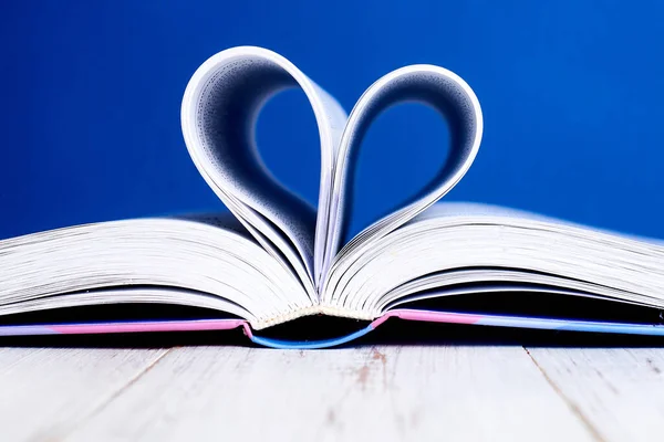Libro Abierto Con Corazón Páginas Enrolladas Sobre Fondo Azul — Foto de Stock