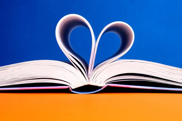 Libro Abierto Con Corazón Plegado Páginas Sobre Fondo Azul Amarillo — Foto de Stock