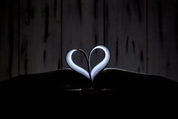 Corazón Páginas Libros Brilla Oscuridad — Foto de Stock