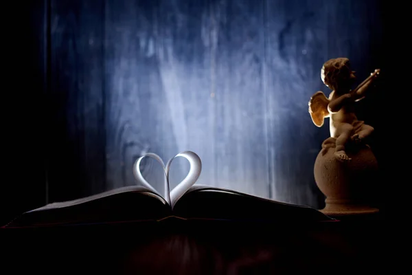 Figura Cupido Ángel Con Arco Cerca Libro Abierto Con Corazón — Foto de Stock