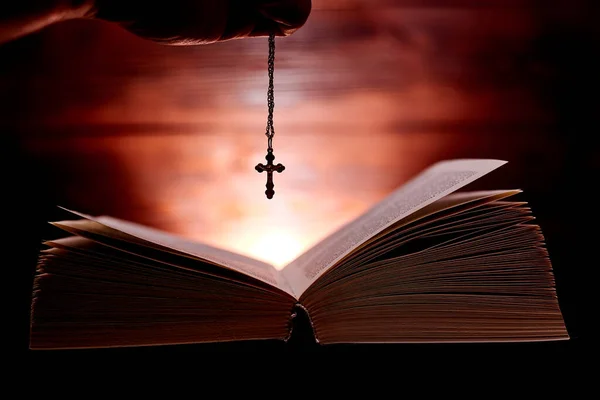 Una Mano Sostiene Una Cruz Iglesia Sobre Una Biblia Sobre — Foto de Stock