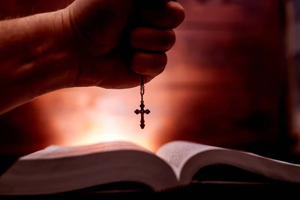 Una Mano Sostiene Una Cruz Iglesia Sobre Una Biblia Sobre — Foto de Stock