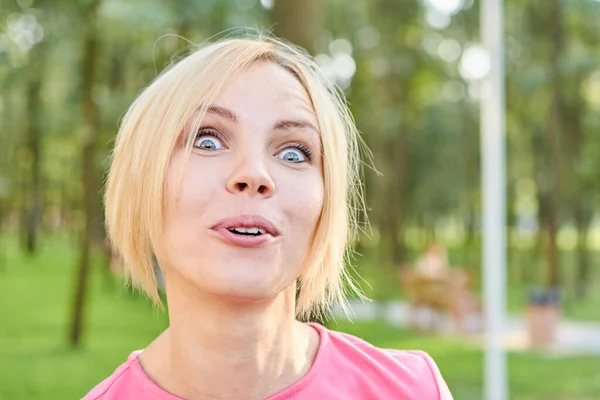 Woman Surprise Green Park — Stock Photo, Image