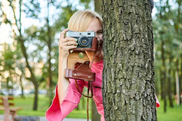 Žena Červených Šatech Retro Kamerou Letním Parku — Stock fotografie