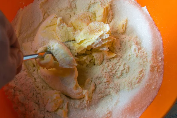 Gotowanie Ciasta Misce Składniki Mieszające Mąka Masło Cukier — Zdjęcie stockowe