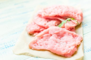 Et tavuğu, hindi fileto hafif ahşap arka plan.