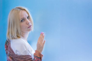 Mavi bir geçmişi olan orta yaşlı bir kadın..