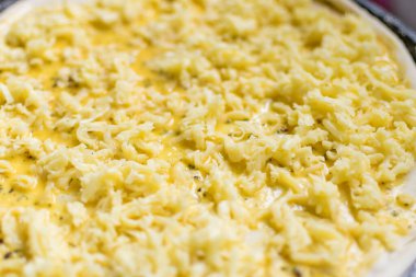 Yumurtalı rendelenmiş peynirin arka planı. Khachapuri Hazırlama.