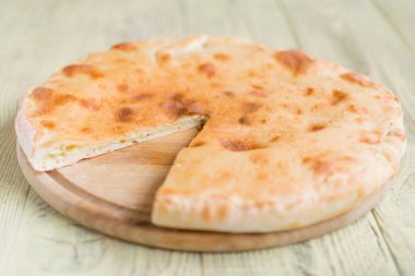 Peynirli turta, ahşap arka planda khachapuri..