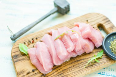 Çiğ hindi fileto, tahtadan dilimlenmiş tavuk..