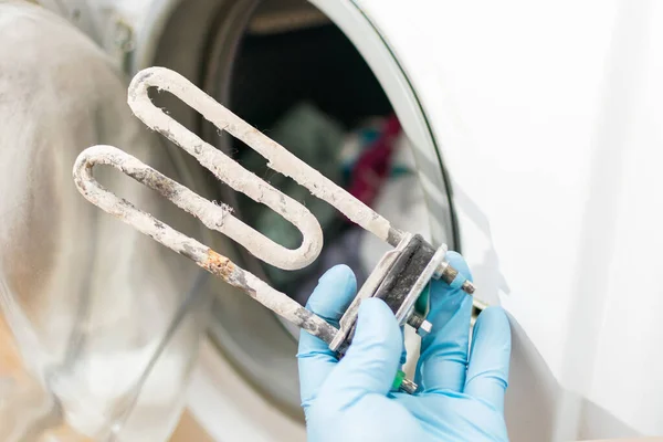 Wasmachine Reparatie Hand Van Reparateur Met Turbulair Elektrisch Verwarmingselement — Stockfoto