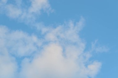 Bulutlu mavi gökyüzü.