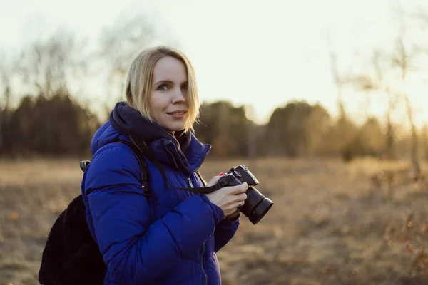 Fotografka Drží Rukou Kameru Koncept Fotoreportérky Ženy — Stock fotografie