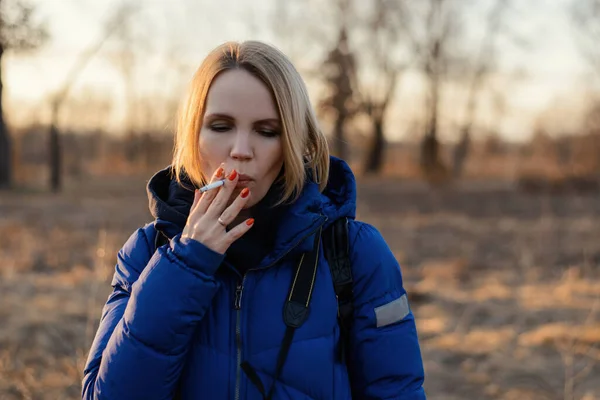 Курение Женщины Закате Открытом Воздухе — стоковое фото