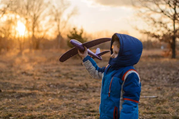 Маленький Мальчик Самолетом Руках Природе — стоковое фото