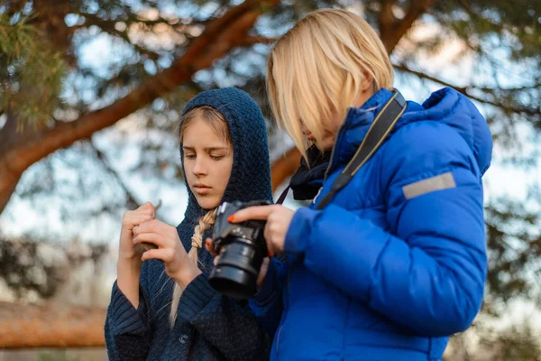 Máma Ukazuje Své Dceři Fotky Kameře Lese — Stock fotografie