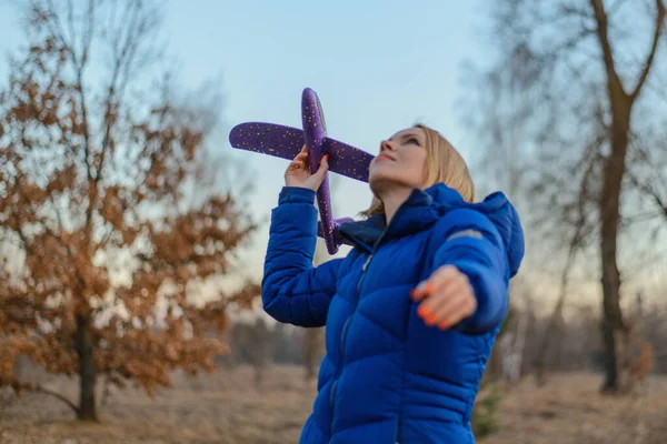 Женщина Запускает Игрушечный Самолет Природе — стоковое фото