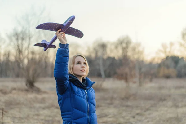 Женщина Запускает Игрушечный Самолет Природе — стоковое фото