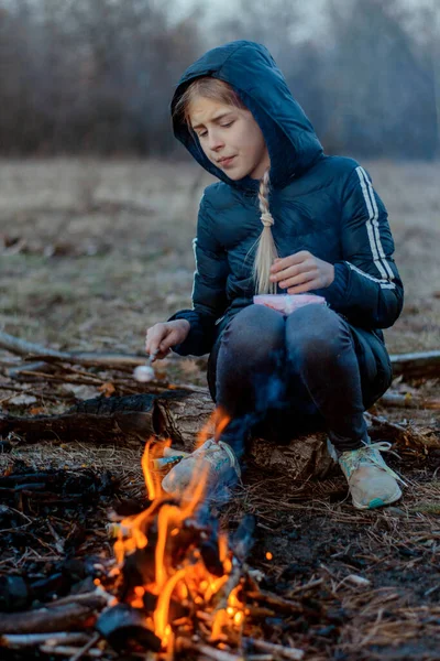 Ein Mädchen Sitzt Der Nähe Des Feuers — Stockfoto