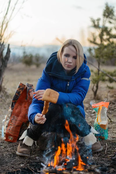 Una Donna Sta Cucinando Salsicce Fuoco Natura Campeggio Concetto Picnic — Foto Stock