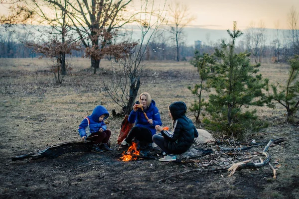 Madre Figlia Figlio Sono Seduti Intorno Fuoco Durante Picnic Famiglia — Foto Stock